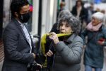 Amsterdam 19 januari 2022
Cabaretiers Bert Visscher en Jochem Myer tijdens de landelijke protestactie Kapsalon Theater in de Kleine Komedie. De cultuursector komt in actie tegen de coronamaatregelen. Tientallen theaters in heel Nederland  zijn omgebouwd tot een kapsalon. Hanneke Groenteman