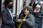 Amsterdam 19 januari 2022
Cabaretiers Bert Visscher en Jochem Myer tijdens de landelijke protestactie Kapsalon Theater in de Kleine Komedie. De cultuursector komt in actie tegen de coronamaatregelen. Tientallen theaters in heel Nederland  zijn omgebouwd tot een kapsalon. Hanneke Groenteman