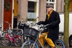 Amsterdam 12 januari 2022
Hans Dagelet op de fiets in Amsterdam zuid.