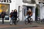 Amsterdam 29 januari 2022
Henriette Tol en haar man Snoek op hun electrische fiets in Amsterdam zuid.