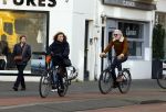 Amsterdam 29 januari 2022
Henriette Tol en haar man Snoek op hun electrische fiets in Amsterdam zuid.