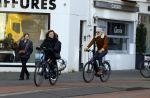 Amsterdam 29 januari 2022
Henriette Tol en haar man Snoek op hun electrische fiets in Amsterdam zuid.