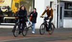 Amsterdam 29 januari 2022
Henriette Tol en haar man Snoek op hun electrische fiets in Amsterdam zuid.