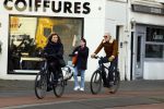 Amsterdam 29 januari 2022
Henriette Tol en haar man Snoek op hun electrische fiets in Amsterdam zuid.