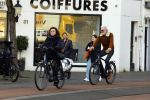 Amsterdam 29 januari 2022
Henriette Tol en haar man Snoek op hun electrische fiets in Amsterdam zuid.