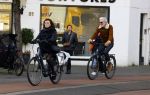 Amsterdam 29 januari 2022
Henriette Tol en haar man Snoek op hun electrische fiets in Amsterdam zuid.