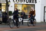 Amsterdam 29 januari 2022
Henriette Tol en haar man Snoek op hun electrische fiets in Amsterdam zuid.