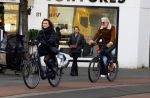 Amsterdam 29 januari 2022
Henriette Tol en haar man Snoek op hun electrische fiets in Amsterdam zuid.