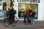Amsterdam 29 januari 2022
Henriette Tol en haar man Snoek op hun electrische fiets in Amsterdam zuid.
