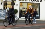 Amsterdam 29 januari 2022
Henriette Tol en haar man Snoek op hun electrische fiets in Amsterdam zuid.