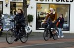Amsterdam 29 januari 2022
Henriette Tol en haar man Snoek op hun electrische fiets in Amsterdam zuid.