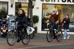 Amsterdam 29 januari 2022
Henriette Tol en haar man Snoek op hun electrische fiets in Amsterdam zuid.