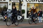 Amsterdam 29 januari 2022
Henriette Tol en haar man Snoek op hun electrische fiets in Amsterdam zuid.