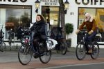 Amsterdam 29 januari 2022
Henriette Tol en haar man Snoek op hun electrische fiets in Amsterdam zuid.