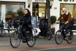 Amsterdam 29 januari 2022
Henriette Tol en haar man Snoek op hun electrische fiets in Amsterdam zuid.