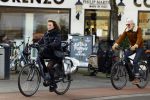 Amsterdam 29 januari 2022
Henriette Tol en haar man Snoek op hun electrische fiets in Amsterdam zuid.