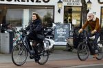 Amsterdam 29 januari 2022
Henriette Tol en haar man Snoek op hun electrische fiets in Amsterdam zuid.
