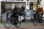 Amsterdam 29 januari 2022
Henriette Tol en haar man Snoek op hun electrische fiets in Amsterdam zuid.