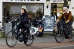 Amsterdam 29 januari 2022
Henriette Tol en haar man Snoek op hun electrische fiets in Amsterdam zuid.