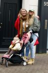 Amsterdam 28 januari 2022
Iris Zeilstra met haar moedr en dochter iop de pc hooftstraat.