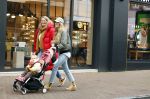 Amsterdam 28 januari 2022
Iris Zeilstra met haar moedr en dochter iop de pc hooftstraat.