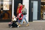 Amsterdam 28 januari 2022
Iris Zeilstra met haar moedr en dochter iop de pc hooftstraat.