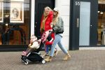 Amsterdam 28 januari 2022
Iris Zeilstra met haar moedr en dochter iop de pc hooftstraat.