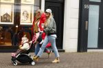 Amsterdam 28 januari 2022
Iris Zeilstra met haar moedr en dochter iop de pc hooftstraat.