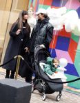 Amsterdam 27 januari 2022
Jaimie Vaes met zoontje en Koen Kardashian op de pc hooftstraat.