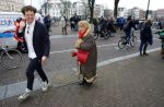 Amsterdam 19 januari 2022
Cabaretiers Bert Visscher en Jochem Myer tijdens de landelijke protestactie Kapsalon Theater in de Kleine Komedie. De cultuursector komt in actie tegen de coronamaatregelen. Tientallen theaters in heel Nederland  zijn omgebouwd tot een kapsalon. Jenny Arean