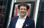 Amsterdam 19 januari 2022
Cabaretiers Bert Visscher en Jochem Myer tijdens de landelijke protestactie Kapsalon Theater in de Kleine Komedie. De cultuursector komt in actie tegen de coronamaatregelen. Tientallen theaters in heel Nederland  zijn omgebouwd tot een kapsalon.
