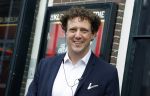Amsterdam 19 januari 2022
Cabaretiers Bert Visscher en Jochem Myer tijdens de landelijke protestactie Kapsalon Theater in de Kleine Komedie. De cultuursector komt in actie tegen de coronamaatregelen. Tientallen theaters in heel Nederland  zijn omgebouwd tot een kapsalon.