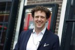 Amsterdam 19 januari 2022
Cabaretiers Bert Visscher en Jochem Myer tijdens de landelijke protestactie Kapsalon Theater in de Kleine Komedie. De cultuursector komt in actie tegen de coronamaatregelen. Tientallen theaters in heel Nederland  zijn omgebouwd tot een kapsalon.
