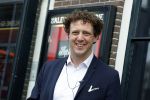 Amsterdam 19 januari 2022
Cabaretiers Bert Visscher en Jochem Myer tijdens de landelijke protestactie Kapsalon Theater in de Kleine Komedie. De cultuursector komt in actie tegen de coronamaatregelen. Tientallen theaters in heel Nederland  zijn omgebouwd tot een kapsalon.