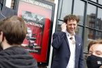 Amsterdam 19 januari 2022
Cabaretiers Bert Visscher en Jochem Myer tijdens de landelijke protestactie Kapsalon Theater in de Kleine Komedie. De cultuursector komt in actie tegen de coronamaatregelen. Tientallen theaters in heel Nederland  zijn omgebouwd tot een kapsalon.
