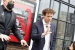 Amsterdam 19 januari 2022
Cabaretiers Bert Visscher en Jochem Myer tijdens de landelijke protestactie Kapsalon Theater in de Kleine Komedie. De cultuursector komt in actie tegen de coronamaatregelen. Tientallen theaters in heel Nederland  zijn omgebouwd tot een kapsalon.