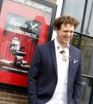 Amsterdam 19 januari 2022
Cabaretiers Bert Visscher en Jochem Myer tijdens de landelijke protestactie Kapsalon Theater in de Kleine Komedie. De cultuursector komt in actie tegen de coronamaatregelen. Tientallen theaters in heel Nederland  zijn omgebouwd tot een kapsalon.