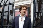 Amsterdam 19 januari 2022
Cabaretiers Bert Visscher en Jochem Myer tijdens de landelijke protestactie Kapsalon Theater in de Kleine Komedie. De cultuursector komt in actie tegen de coronamaatregelen. Tientallen theaters in heel Nederland  zijn omgebouwd tot een kapsalon.