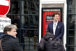 Amsterdam 19 januari 2022
Cabaretiers Bert Visscher en Jochem Myer tijdens de landelijke protestactie Kapsalon Theater in de Kleine Komedie. De cultuursector komt in actie tegen de coronamaatregelen. Tientallen theaters in heel Nederland  zijn omgebouwd tot een kapsalon.