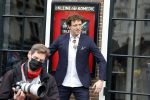 Amsterdam 19 januari 2022
Cabaretiers Bert Visscher en Jochem Myer tijdens de landelijke protestactie Kapsalon Theater in de Kleine Komedie. De cultuursector komt in actie tegen de coronamaatregelen. Tientallen theaters in heel Nederland  zijn omgebouwd tot een kapsalon.