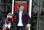 Amsterdam 19 januari 2022
Cabaretiers Bert Visscher en Jochem Myer tijdens de landelijke protestactie Kapsalon Theater in de Kleine Komedie. De cultuursector komt in actie tegen de coronamaatregelen. Tientallen theaters in heel Nederland  zijn omgebouwd tot een kapsalon.