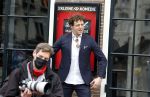 Amsterdam 19 januari 2022
Cabaretiers Bert Visscher en Jochem Myer tijdens de landelijke protestactie Kapsalon Theater in de Kleine Komedie. De cultuursector komt in actie tegen de coronamaatregelen. Tientallen theaters in heel Nederland  zijn omgebouwd tot een kapsalon.