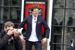 Amsterdam 19 januari 2022
Cabaretiers Bert Visscher en Jochem Myer tijdens de landelijke protestactie Kapsalon Theater in de Kleine Komedie. De cultuursector komt in actie tegen de coronamaatregelen. Tientallen theaters in heel Nederland  zijn omgebouwd tot een kapsalon.