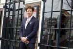 Amsterdam 19 januari 2022
Cabaretiers Bert Visscher en Jochem Myer tijdens de landelijke protestactie Kapsalon Theater in de Kleine Komedie. De cultuursector komt in actie tegen de coronamaatregelen. Tientallen theaters in heel Nederland  zijn omgebouwd tot een kapsalon.
