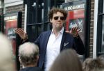 Amsterdam 19 januari 2022
Cabaretiers Bert Visscher en Jochem Myer tijdens de landelijke protestactie Kapsalon Theater in de Kleine Komedie. De cultuursector komt in actie tegen de coronamaatregelen. Tientallen theaters in heel Nederland  zijn omgebouwd tot een kapsalon.