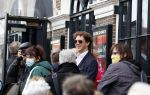 Amsterdam 19 januari 2022
Cabaretiers Bert Visscher en Jochem Myer tijdens de landelijke protestactie Kapsalon Theater in de Kleine Komedie. De cultuursector komt in actie tegen de coronamaatregelen. Tientallen theaters in heel Nederland  zijn omgebouwd tot een kapsalon.
