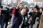 Amsterdam 19 januari 2022
Cabaretiers Bert Visscher en Jochem Myer tijdens de landelijke protestactie Kapsalon Theater in de Kleine Komedie. De cultuursector komt in actie tegen de coronamaatregelen. Tientallen theaters in heel Nederland  zijn omgebouwd tot een kapsalon.