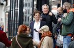Amsterdam 19 januari 2022
Cabaretiers Bert Visscher en Jochem Myer tijdens de landelijke protestactie Kapsalon Theater in de Kleine Komedie. De cultuursector komt in actie tegen de coronamaatregelen. Tientallen theaters in heel Nederland  zijn omgebouwd tot een kapsalon.