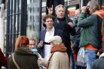 Amsterdam 19 januari 2022
Cabaretiers Bert Visscher en Jochem Myer tijdens de landelijke protestactie Kapsalon Theater in de Kleine Komedie. De cultuursector komt in actie tegen de coronamaatregelen. Tientallen theaters in heel Nederland  zijn omgebouwd tot een kapsalon.