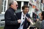 Amsterdam 19 januari 2022
Cabaretiers Bert Visscher en Jochem Myer tijdens de landelijke protestactie Kapsalon Theater in de Kleine Komedie. De cultuursector komt in actie tegen de coronamaatregelen. Tientallen theaters in heel Nederland  zijn omgebouwd tot een kapsalon.